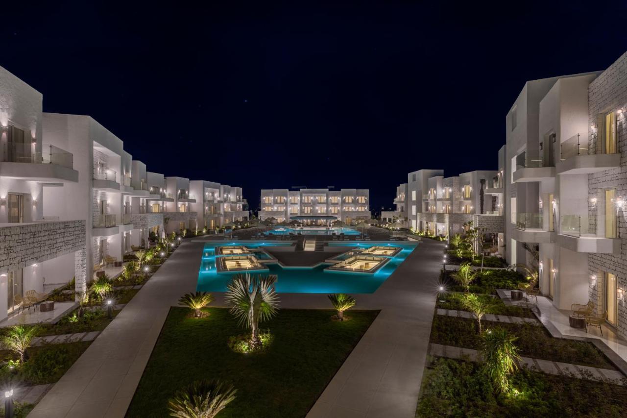 Tanoak Resort Ain Sukhna Luaran gambar The resort at night